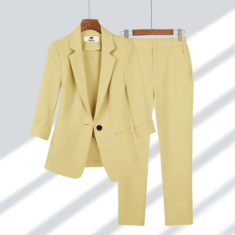 Completo donna elegante giallo chiaro, giacca monopetto e pantaloni abbinati, abbigliamento formale, moda femminile, abito da ufficio.