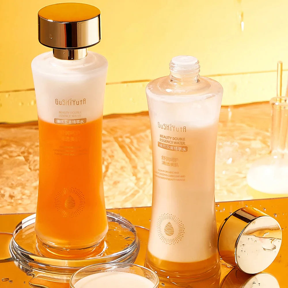 Due bottiglie di lozione per il viso su sfondo dorato, una aperta e una chiusa, con tappi dorati riflettenti. Prodotti skincare idratanti.