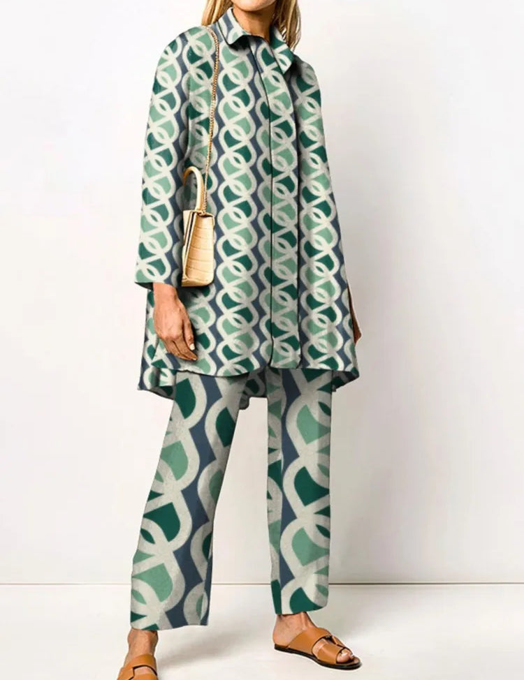 Donna con completo coordinato verde e bianco a motivi geometrici, borsa a tracolla beige, sandali marroni. Moda femminile elegante e moderna.
