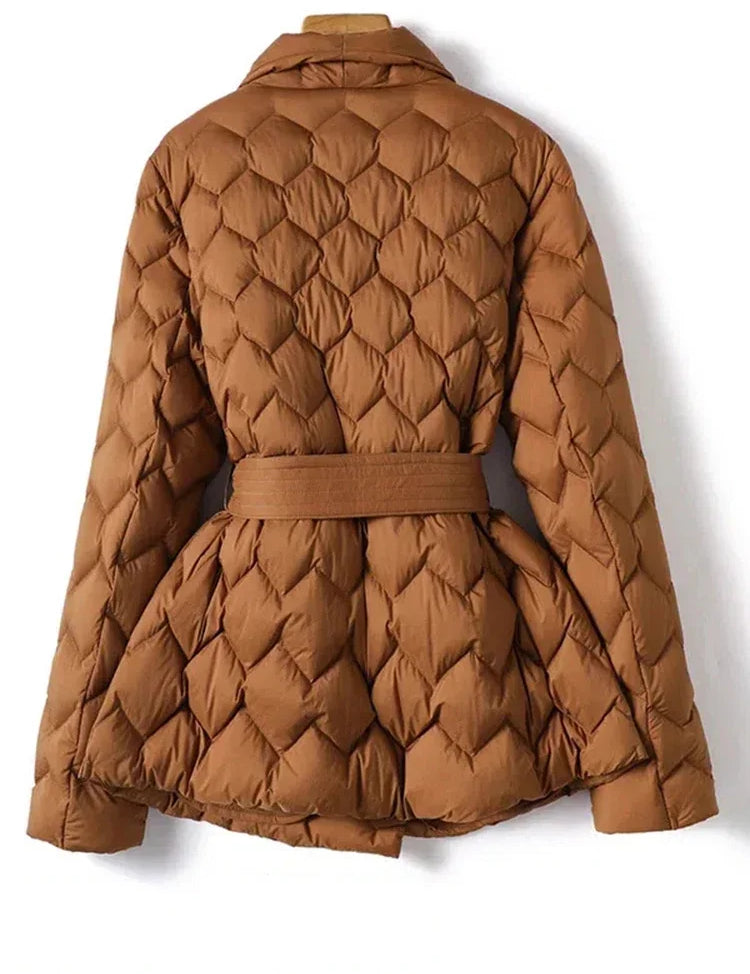 Giacca trapuntata marrone da donna con cintura, design elegante e moderno, ideale per l'inverno. Tessuto caldo e confortevole.