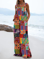 Donna in spiaggia con abito lungo patchwork colorato, tasche laterali, spalline larghe. Moda estiva, abbigliamento casual, stile boho chic.
