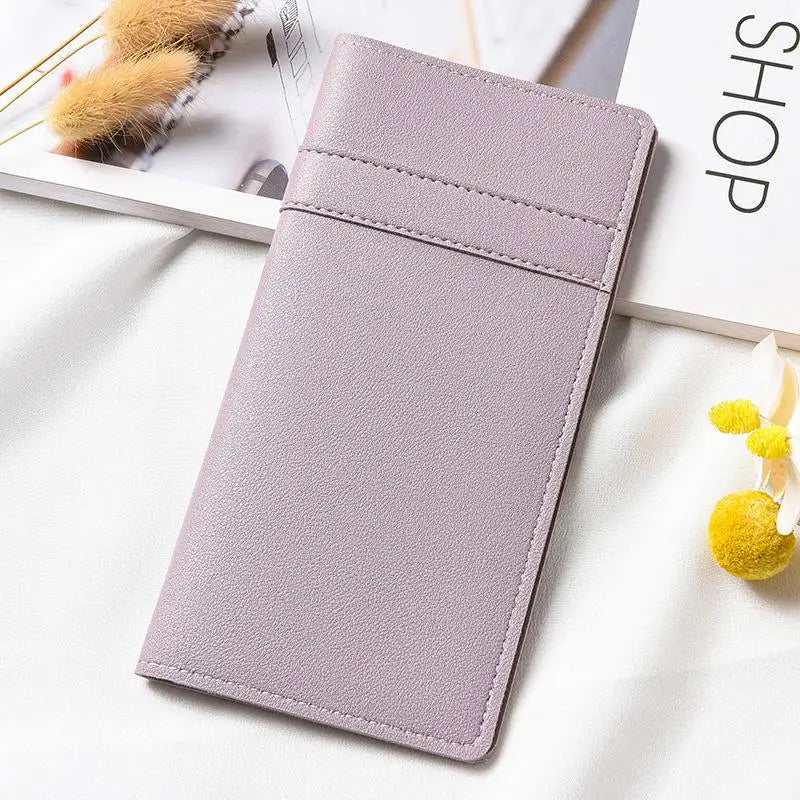Portafoglio donna in pelle rosa chiaro su sfondo bianco, design elegante e minimalista, ideale per moda e accessori femminili.