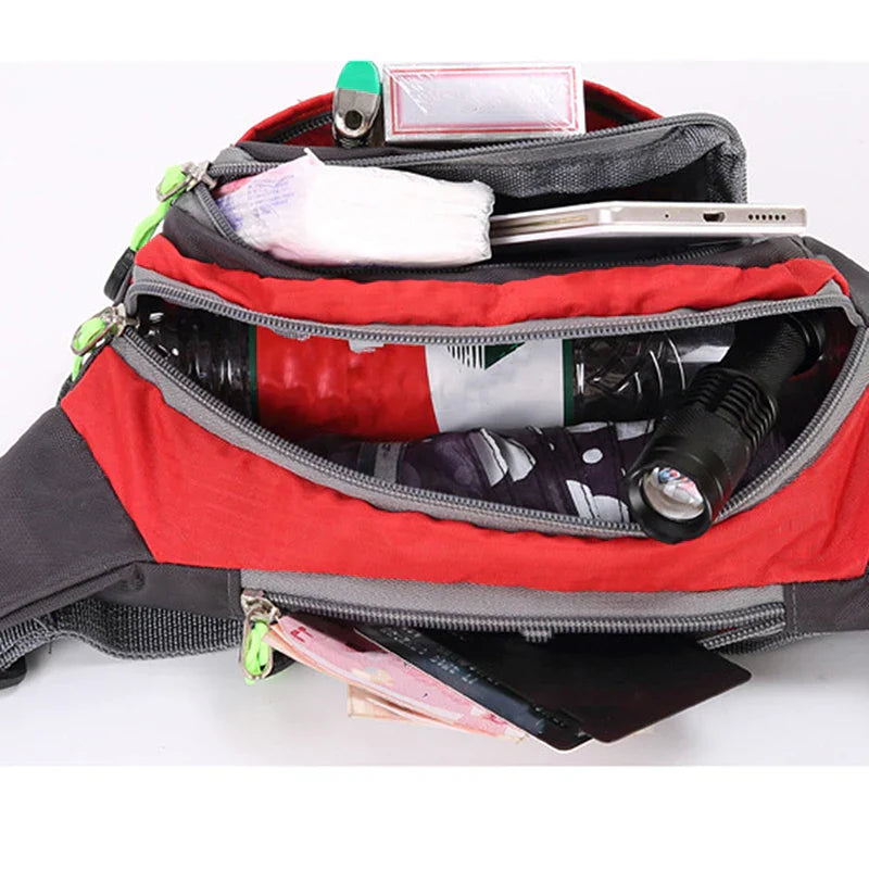 Marsupio rosso multi-tasca aperto, contenente torcia, smartphone, fazzoletti e altri oggetti. Accessorio pratico per escursioni e viaggi.