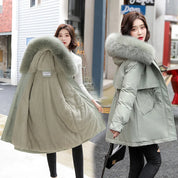 Cappotto invernale donna con cappuccio in pelliccia sintetica grigia, interno foderato, design elegante, perfetto per moda autunno-inverno.
