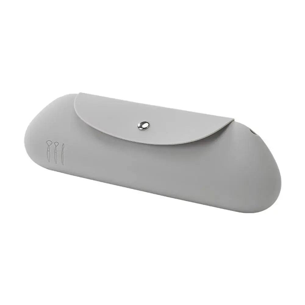 Custodia grigia per occhiali in silicone, design elegante e minimalista, chiusura a bottone, ideale per protezione e trasporto sicuro degli occhiali.