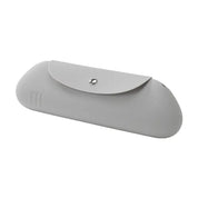 Custodia grigia per occhiali in silicone, design elegante e minimalista, chiusura a bottone, ideale per protezione e trasporto sicuro degli occhiali.