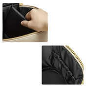 Borsa beige in pelle con cerniera dorata, tasca interna nera, mano che inserisce oggetto. Design elegante, accessorio moda donna.