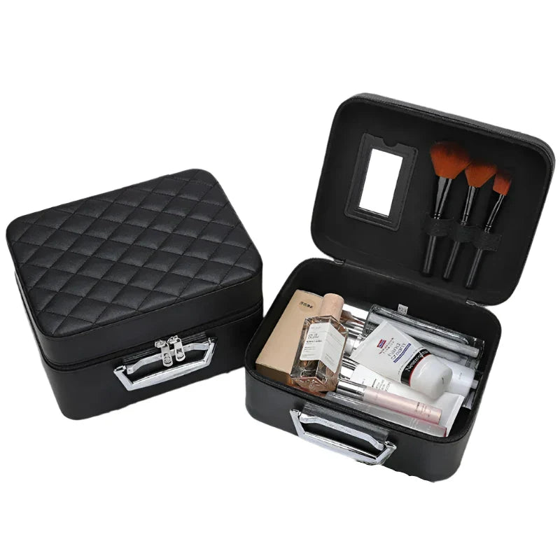 Astuccio nero per trucchi con motivo trapuntato, aperto e chiuso, contenente pennelli, fondotinta e cosmetici vari. Ideale per organizzare il make-up.