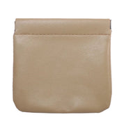 Portamonete in pelle beige, design minimalista, chiusura a scatto. Accessorio elegante per uomo e donna, ideale per monete e piccoli oggetti.