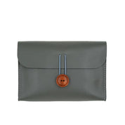 Portafoglio in pelle grigia con chiusura a bottone in legno, design elegante e minimalista, accessorio moda uomo e donna, alta qualità artigianale.
