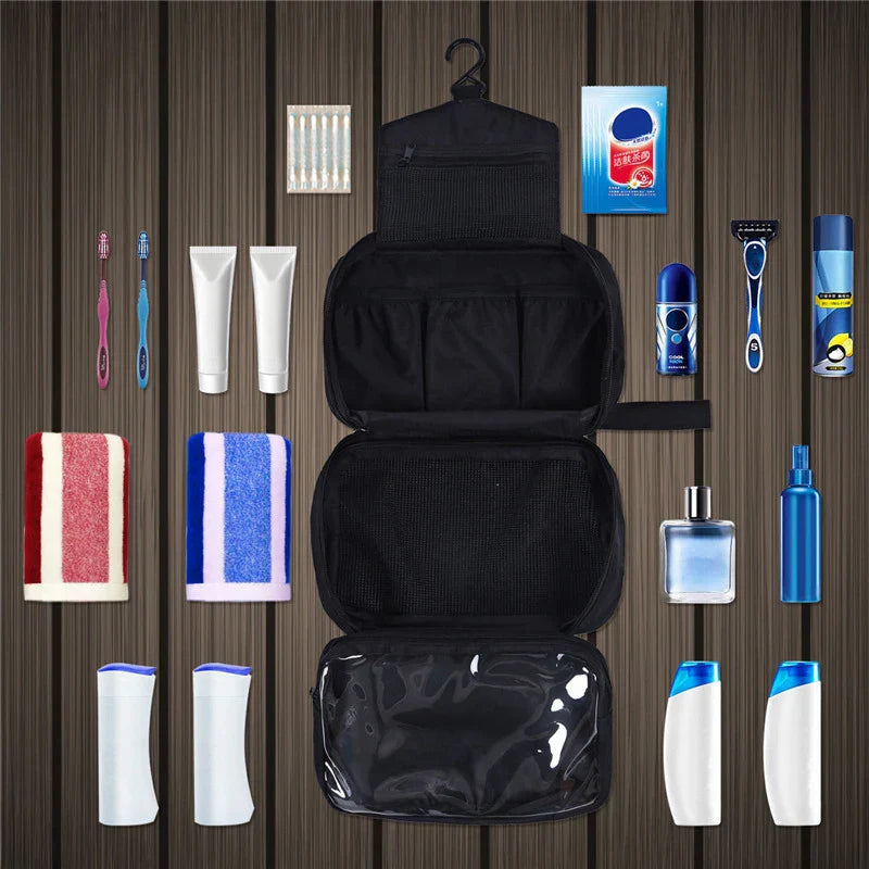 Set da viaggio per igiene personale su sfondo in legno: spazzolini, dentifricio, rasoio, deodorante, shampoo, bagnoschiuma, pettine, salviette, borsa organizer.