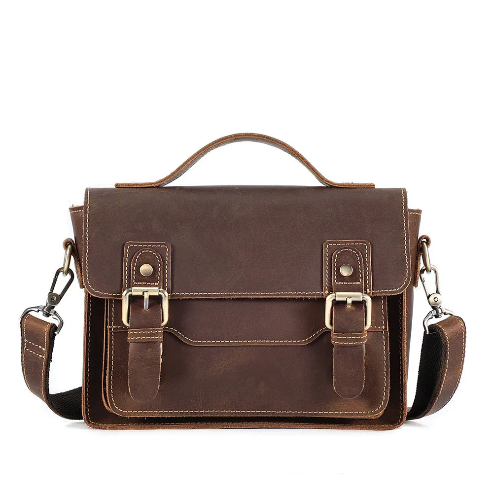 Borsa a tracolla in pelle marrone vintage, design elegante con fibbie in metallo, ideale per lavoro e scuola. Accessorio moda uomo e donna.