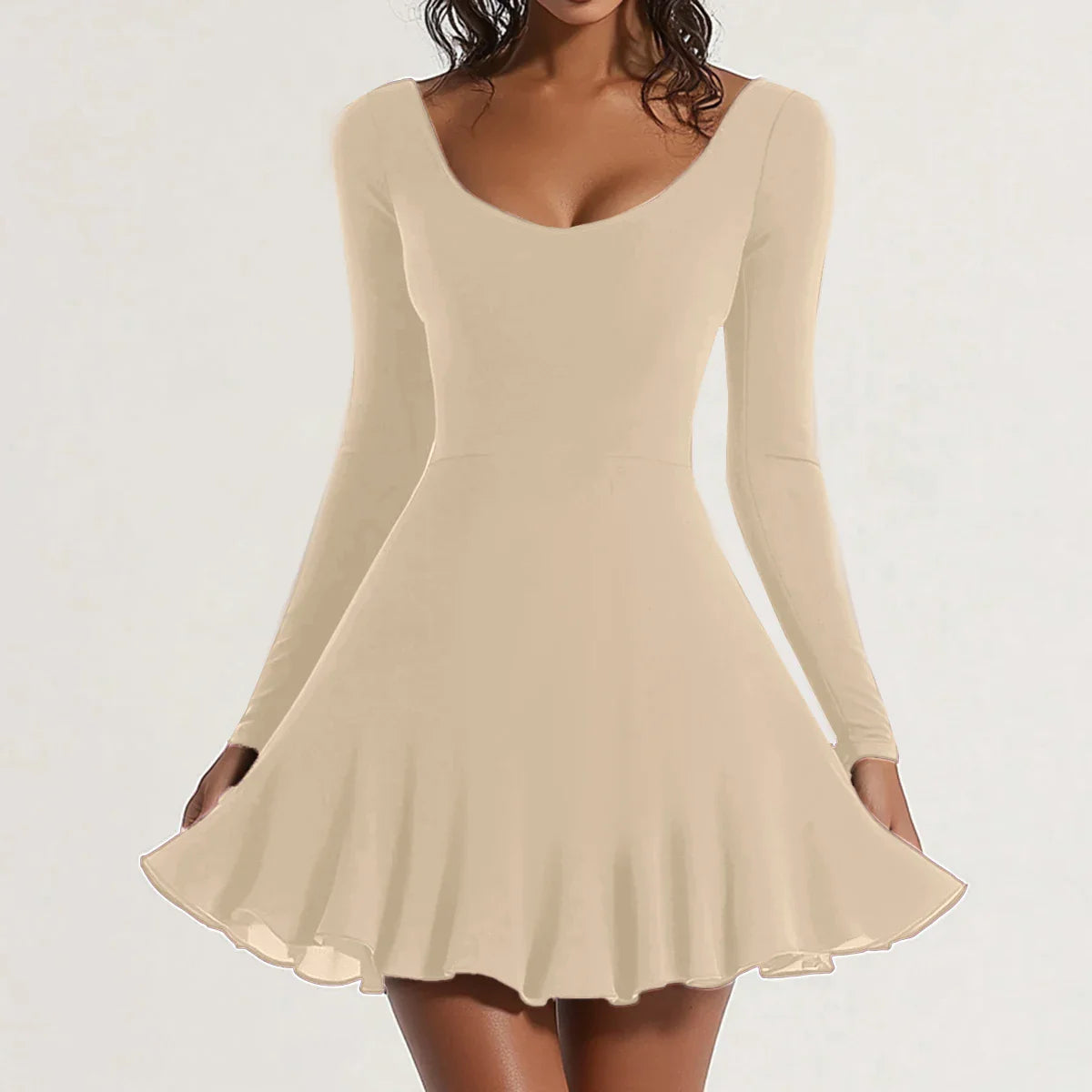 Abito beige a maniche lunghe, scollo a V, gonna svasata, elegante e femminile, perfetto per occasioni speciali e moda autunnale.