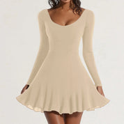 Abito beige a maniche lunghe, scollo a V, gonna svasata, elegante e femminile, perfetto per occasioni speciali e moda autunnale.