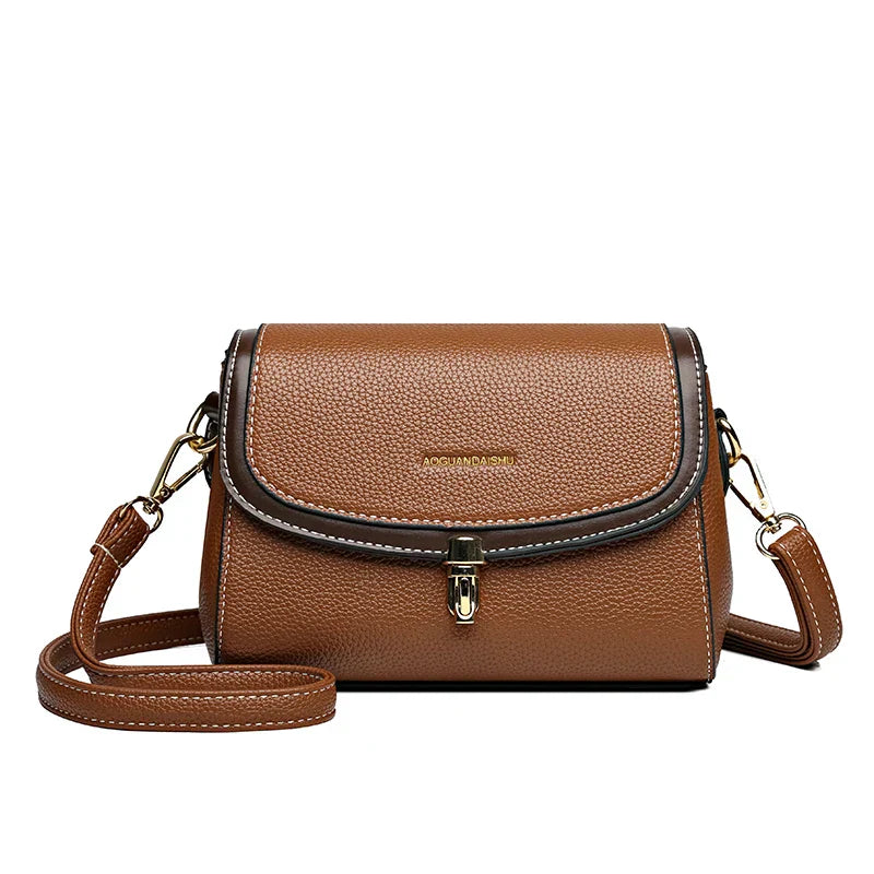 Borsa a tracolla in pelle marrone, design elegante con chiusura a fibbia dorata, ideale per moda donna, accessorio versatile e di tendenza.