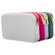 Custodie rigide colorate per occhiali, in plastica resistente, con cerniera. Disponibili in bianco, rosa, viola, verde. Accessori moda pratici.