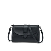 Borsa a tracolla in pelle nera, design elegante e minimalista, chiusura con patta, ideale per moda donna, accessorio versatile e di tendenza.
