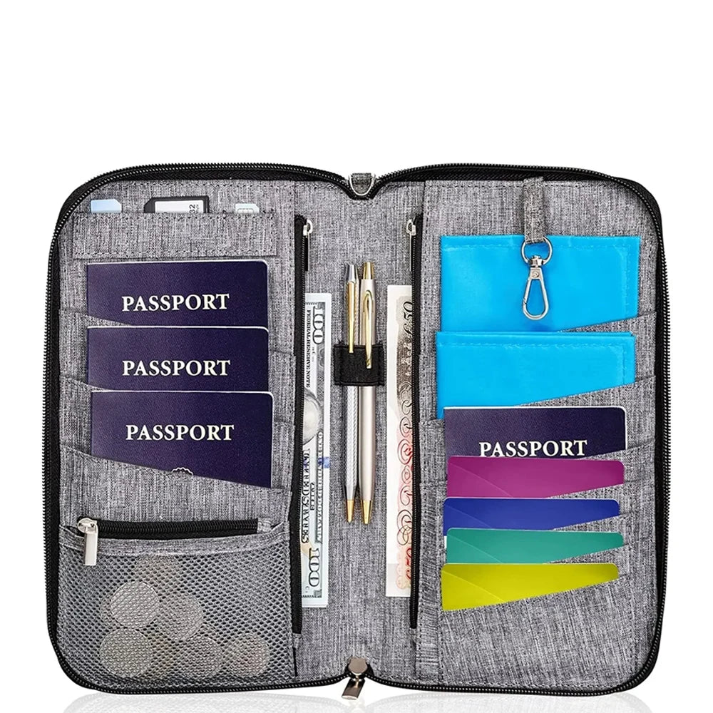 Portadocumenti da viaggio grigio con scomparti per passaporti, carte di credito, penne e monete. Organizer compatto e funzionale per viaggiatori.