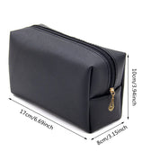 Astuccio nero in pelle sintetica con cerniera dorata, dimensioni 17x8x10 cm, ideale per cosmetici e accessori da viaggio.