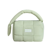 Borsa a mano trapuntata verde chiaro con manico imbottito, design moderno e minimalista, ideale per moda femminile e accessori eleganti.