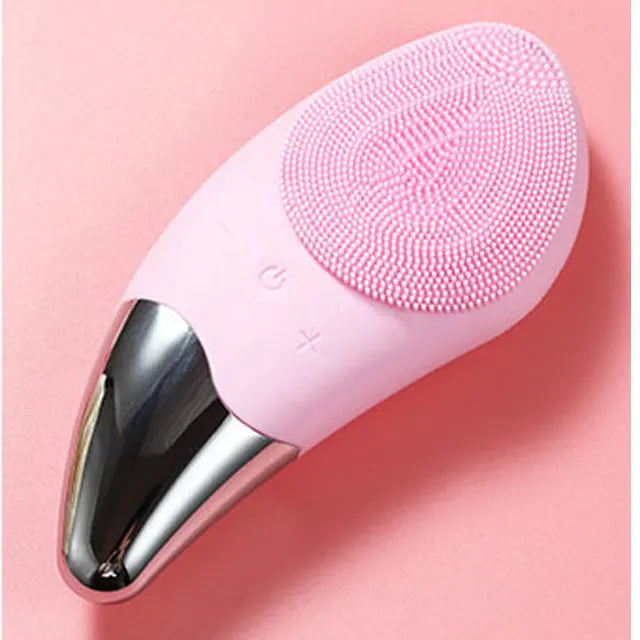 Dispositivo di pulizia viso in silicone rosa, design ergonomico, con base in metallo. Spazzola elettrica per cura della pelle, esfoliazione delicata.