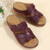 Sandali ortopedici donna in pelle marrone, design intrecciato, suola antiscivolo, ideali per comfort e supporto quotidiano.
