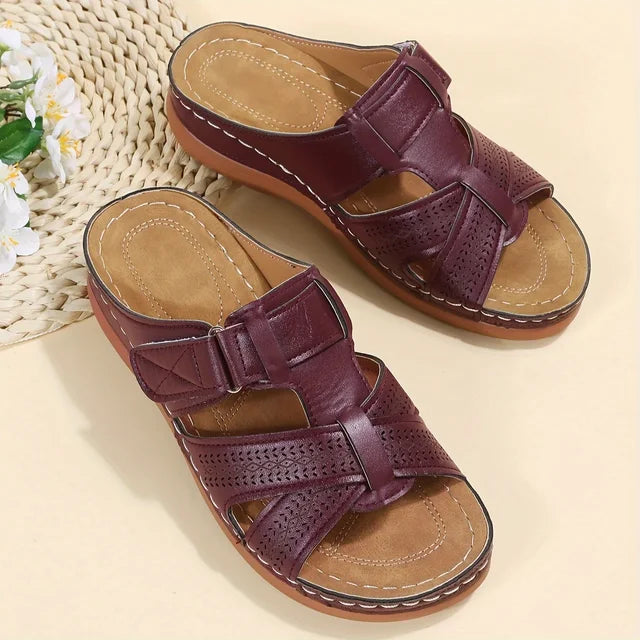 Sandali ortopedici donna in pelle marrone, design intrecciato, suola antiscivolo, ideali per comfort e supporto quotidiano.