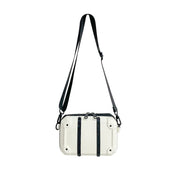 Borsa a tracolla bianca e nera, design moderno, con cinghie regolabili e dettagli in metallo. Accessorio moda unisex, ideale per ogni occasione.