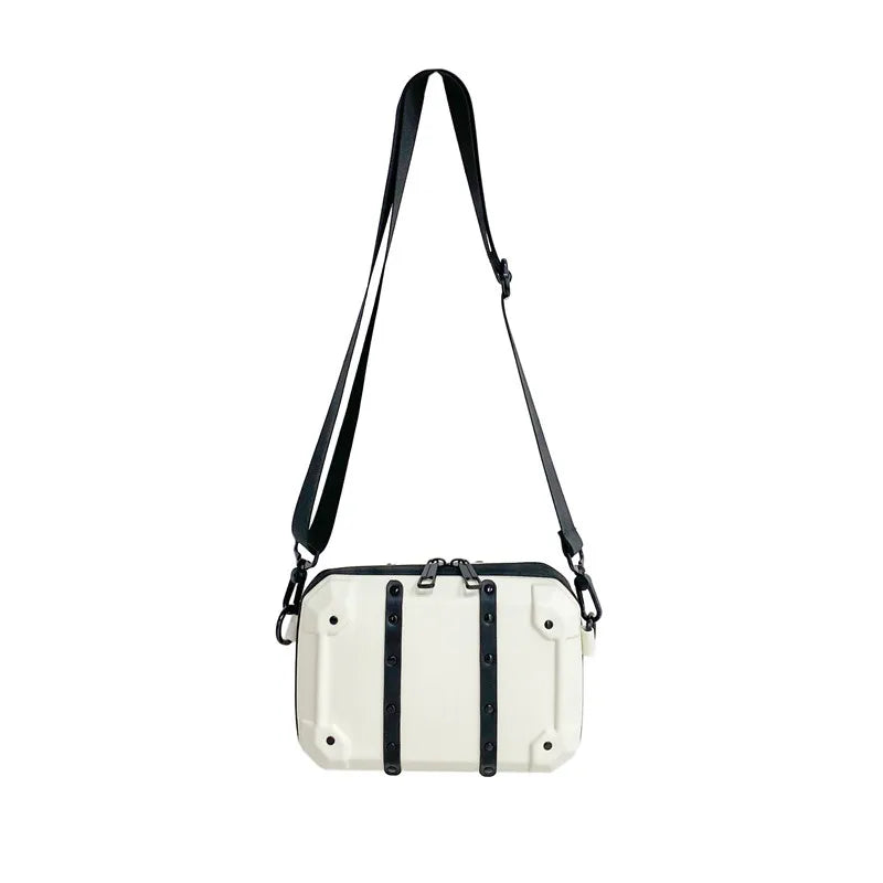 Borsa a tracolla bianca e nera, design moderno, con cinghie regolabili e dettagli in metallo. Accessorio moda unisex, ideale per ogni occasione.