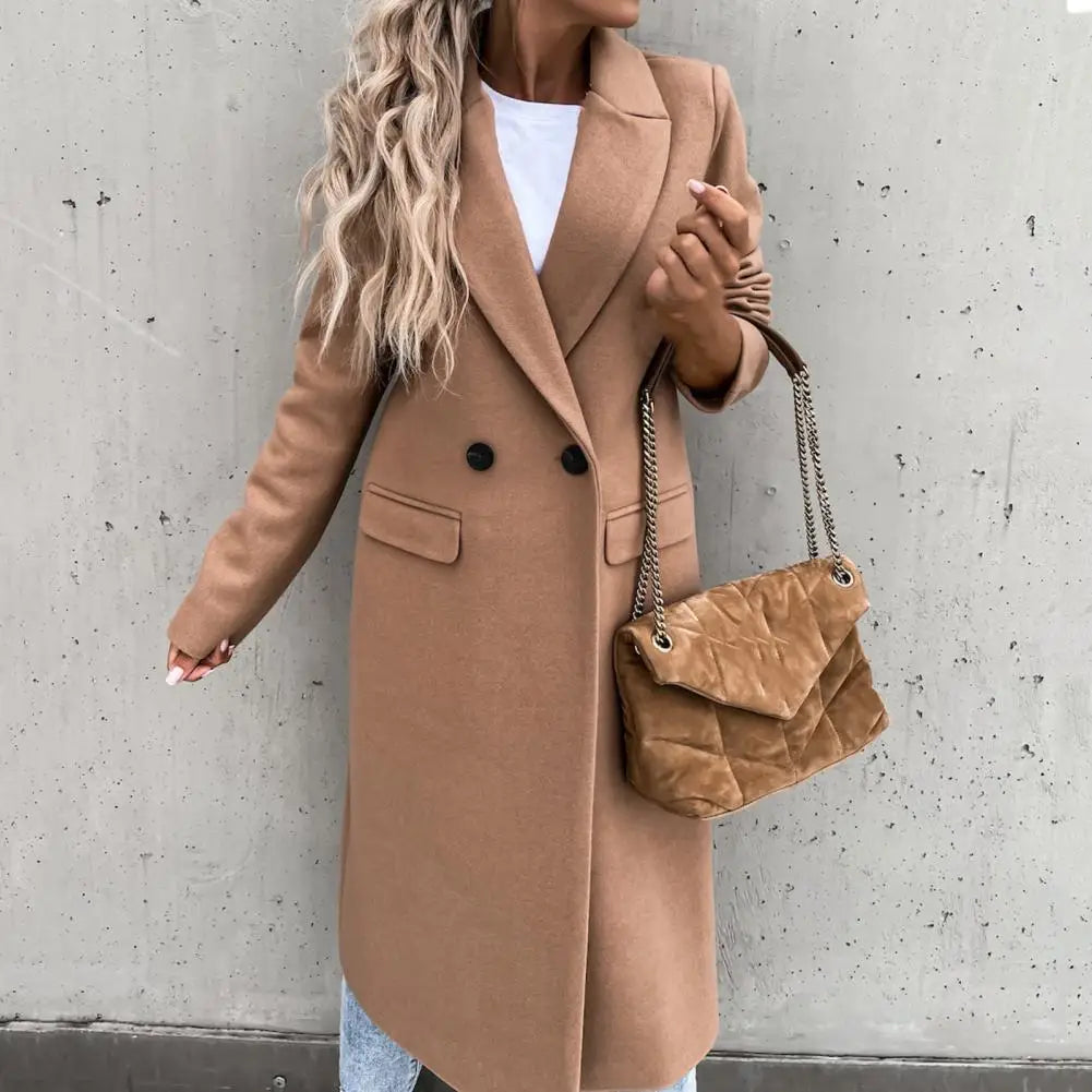 Cappotto lungo beige elegante, donna con borsa a tracolla marrone, sfondo grigio. Moda autunnale, stile casual chic, tendenze abbigliamento femminile.