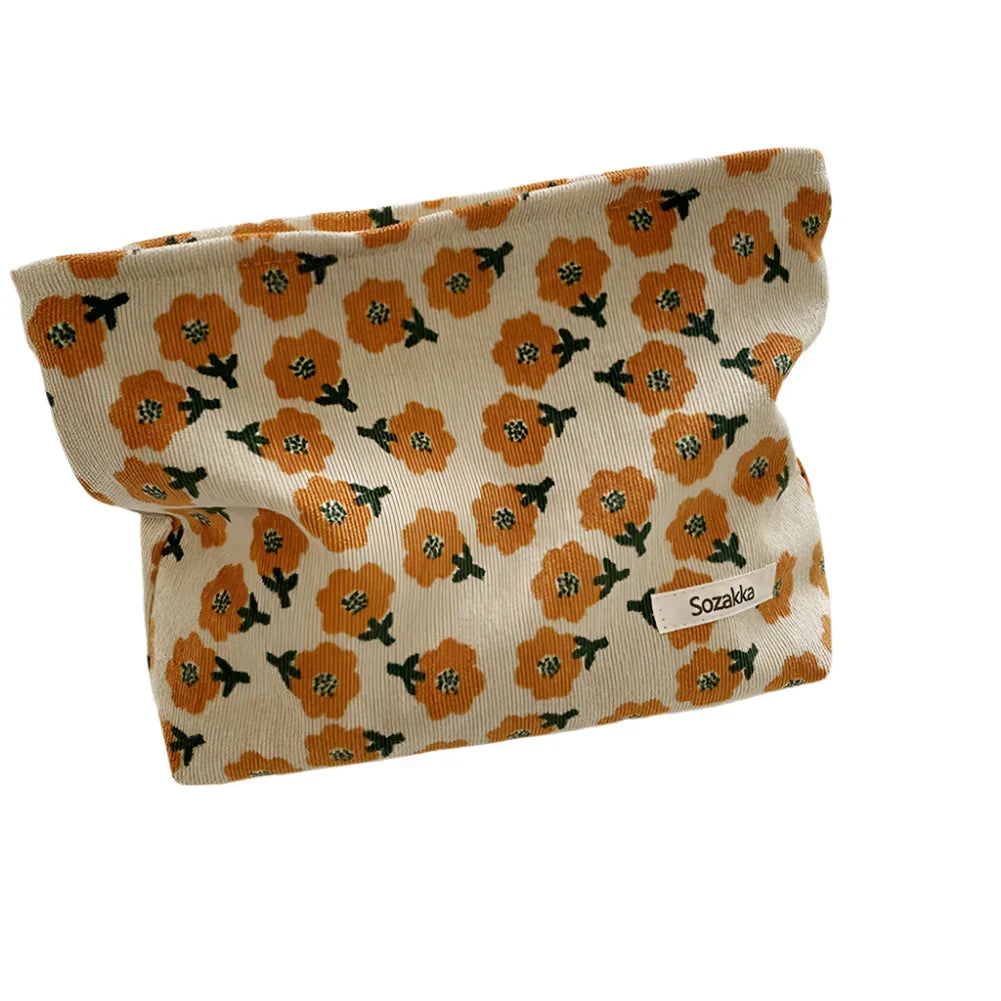 Borsa in tessuto floreale arancione e bianco, design vintage, ideale per accessori moda. Stile retrò, perfetta per un look casual ed elegante.