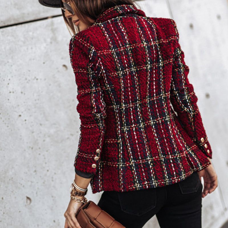 Giacca donna in tweed rosso a quadri, elegante e alla moda, con bottoni dorati. Perfetta per look autunnali e invernali.