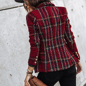 Giacca donna in tweed rosso a quadri, elegante e alla moda, con bottoni dorati. Perfetta per look autunnali e invernali.
