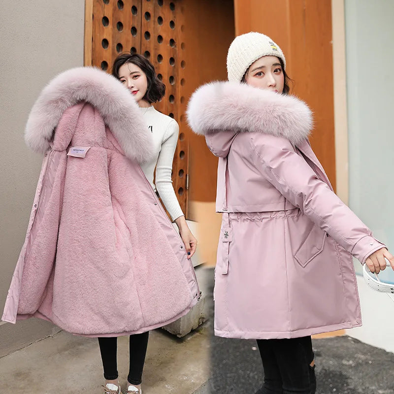 Giacca invernale rosa con cappuccio e pelliccia sintetica, donna, moda casual, calda e elegante, perfetta per l'inverno, stile urbano.