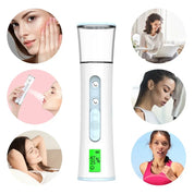 Dispositivo nebulizzatore viso portatile con display LCD, idratazione pelle, immagini di donne che lo usano, cura della pelle, bellezza, benessere.