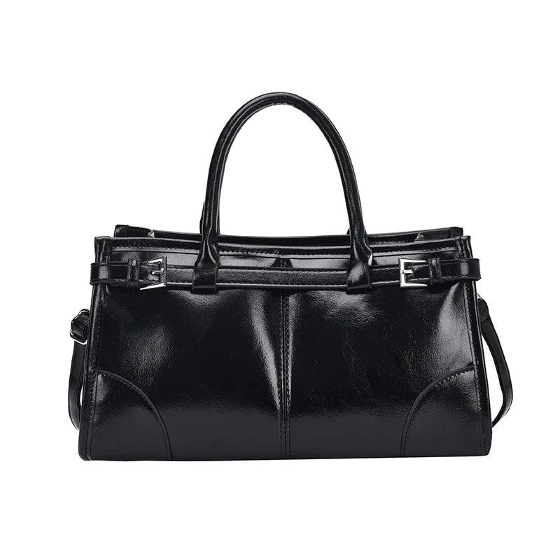 Borsa a mano in pelle nera lucida, design elegante con doppio manico e tracolla regolabile, ideale per moda donna e accessori di lusso.