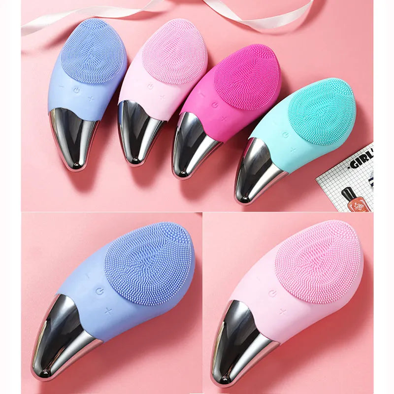 Cinque spazzole per la pulizia del viso in silicone colorate su sfondo rosa, ideali per esfoliazione e cura della pelle. Accessori bellezza viso.