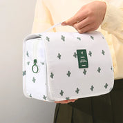 Borsa da viaggio bianca con stampa cactus verdi, manico superiore, chiusura a zip, ideale per organizzare accessori da bagno e cosmetici.