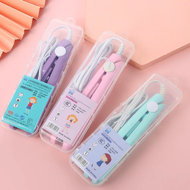Piastra per capelli portatile in tre colori (viola, rosa, azzurro) in confezione trasparente. Design compatto, ideale per viaggi e styling veloce.