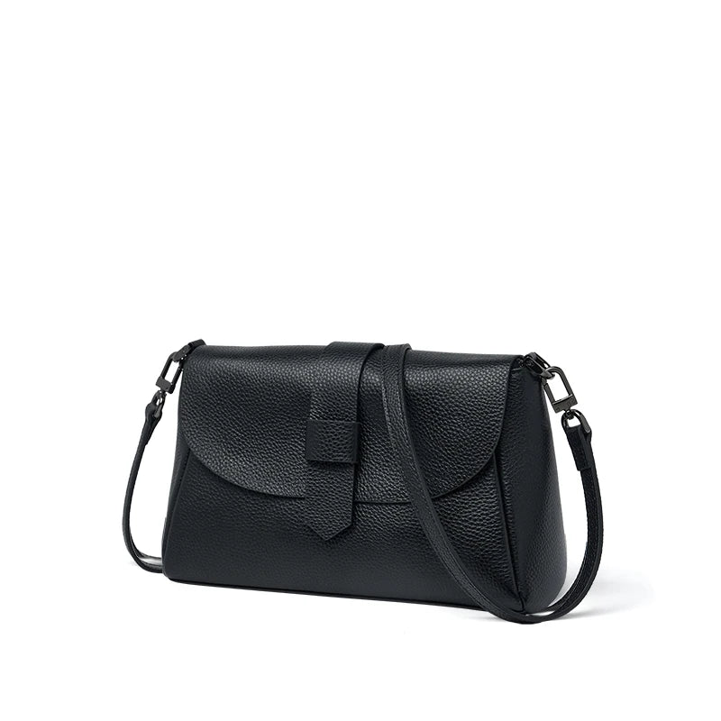 Borsa a tracolla in pelle nera, design elegante e minimalista, chiusura a patta, ideale per moda donna, accessorio versatile e di tendenza.