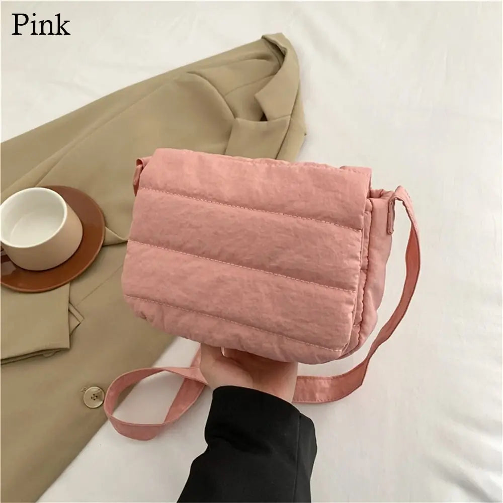 Borsa a tracolla imbottita rosa su giacca beige, tazza bianca accanto. Moda donna, accessori eleganti, stile casual chic.