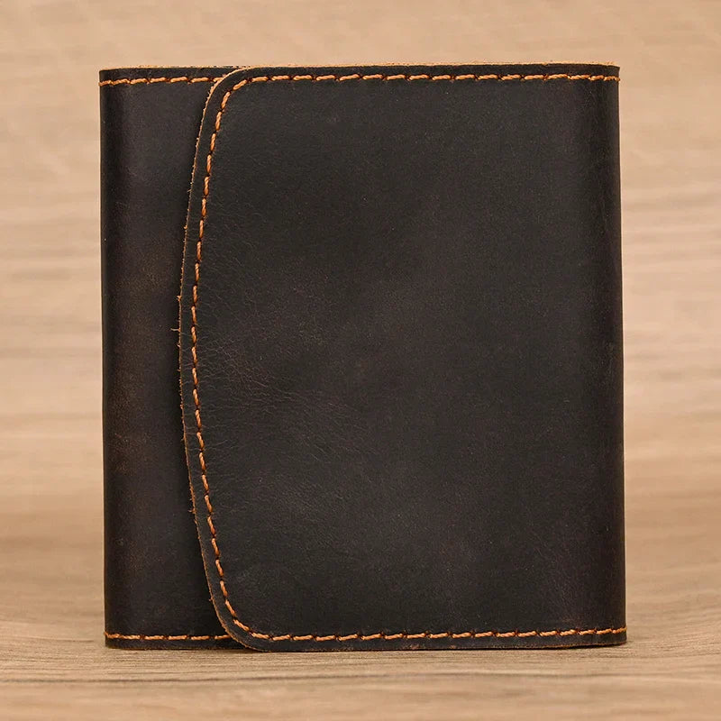 Portafoglio in pelle marrone scuro con cuciture arancioni, design elegante e compatto, ideale per uomo, accessorio moda di alta qualità.