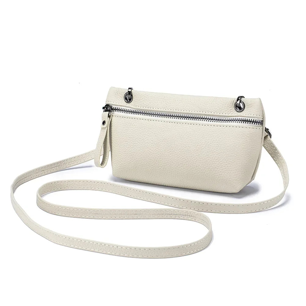 Borsa a tracolla in pelle bianca con cerniera frontale e tracolla regolabile. Design elegante e pratico, ideale per uso quotidiano.