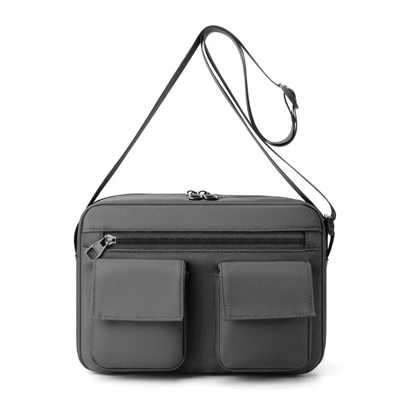 Borsa a tracolla nera in pelle con doppia tasca frontale e cerniera, design elegante e moderno, ideale per uomo e donna, accessorio moda versatile.