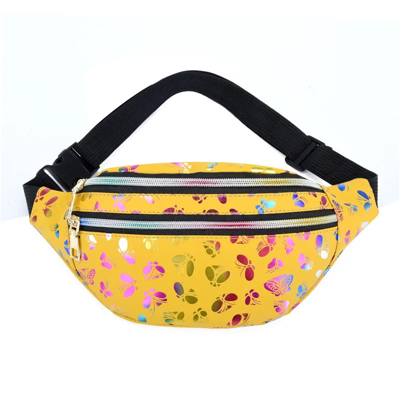 Marsupio giallo con stampa farfalle colorate, cerniere multiple e cintura regolabile nera. Accessorio moda pratico e trendy per ogni occasione.