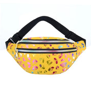 Marsupio giallo con stampa farfalle colorate, cerniere multiple e cintura regolabile nera. Accessorio moda pratico e trendy per ogni occasione.