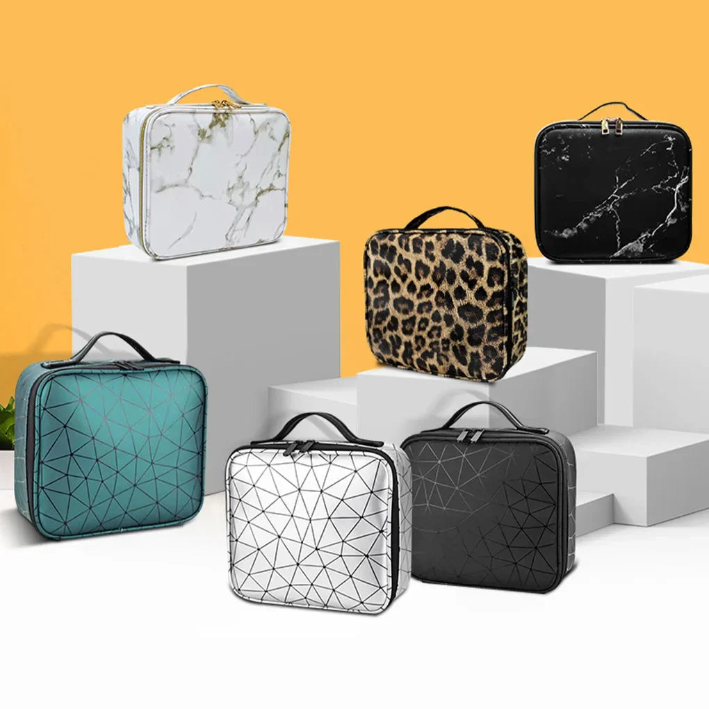 Set di sei borse termiche per pranzo su sfondo arancione, design vari: marmo bianco, leopardato, marmo nero, geometrico verde, bianco e nero.