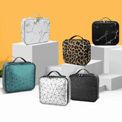 Set di sei borse termiche per pranzo su sfondo arancione, design vari: marmo bianco, leopardato, marmo nero, geometrico verde, bianco e nero.