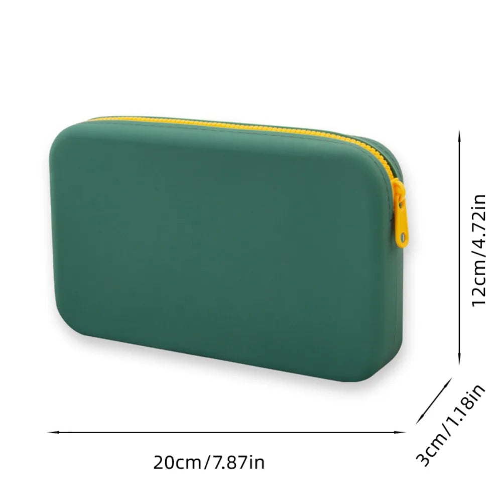 Custodia verde rettangolare in silicone con cerniera gialla, dimensioni 20x12x3 cm. Ideale per accessori, resistente e compatta.