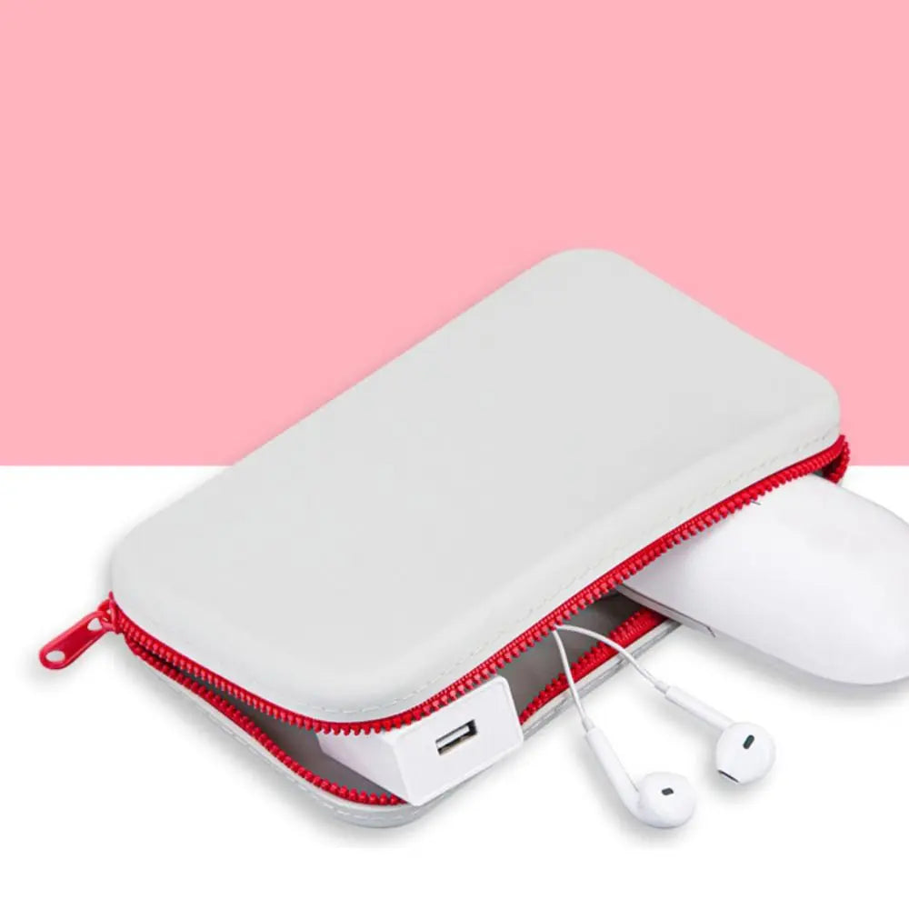 Custodia portatile bianca con cerniera rossa, contenente power bank e auricolari bianchi. Accessorio tecnologico compatto ed elegante.